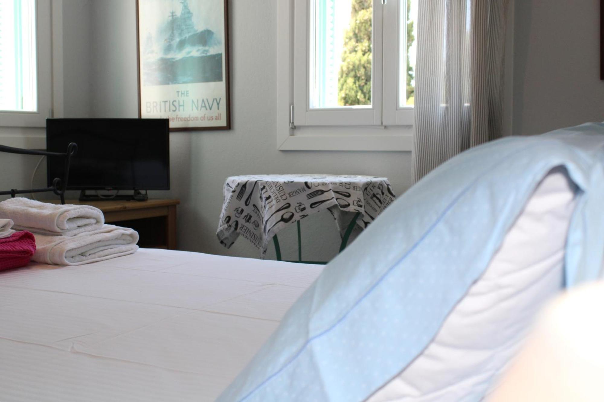 Blue Dolphin Hotel Баци Екстериор снимка
